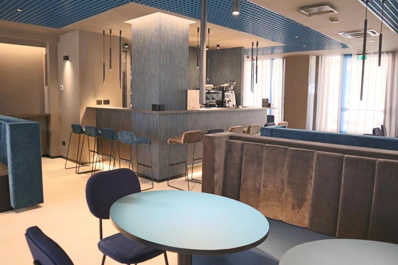 The City Hotel アンコーナ エクステリア 写真