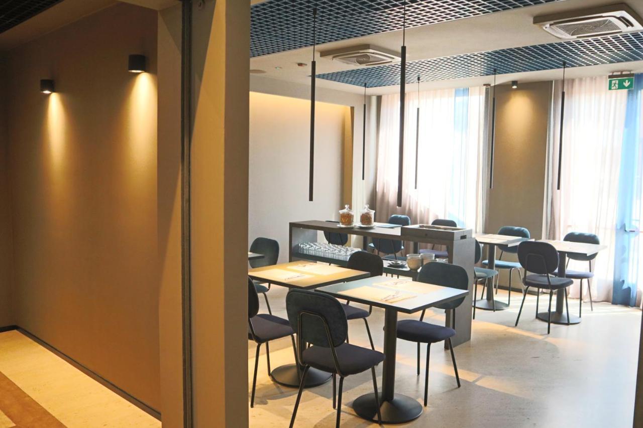 The City Hotel アンコーナ エクステリア 写真